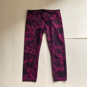 Lululemon black & purple patterned Capris size 8